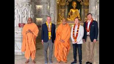 अमेरिकी राजदूत सर्जियो गोर ने स्वामीनारायण अक्षरधाम मंदिर में किए दर्शन, होली की दीं शुभकामनाएं