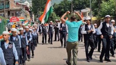 जम्मू-कश्मीर: पुंछ में बच्चों ने निकाली तिरंगा यात्रा, देशभक्ति की