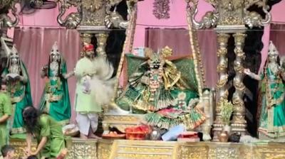 हरियाली तीज पर हरे रंग में रंगे बांके बिहारी, सोने-चांदी के झूले पर राधा संग झूले ठाकुर जी