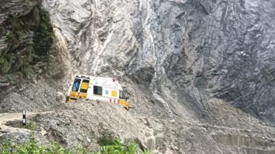 उत्तराखंड: चमोली के बिरही-निजमुला मार्ग पर भूस्खलन, मरीज को ले जा रही 108 एंबुलेंस मलबे में फंसी