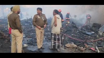 दिल्ली: रिठाला की झुग्गियों में आग का तांडव, आसपास के फ्लैट और फैक्ट्री भी प्रभावित