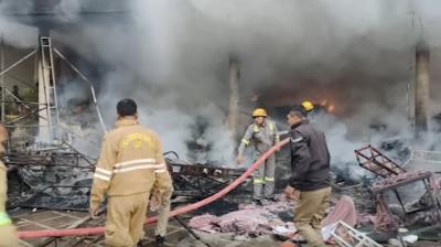 जौनपुर: होटल के बाहर शादी के पंडाल में लगी आग, दूर तक दिखे धुएं के गुब्बारे