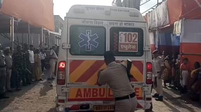 लखीसराय भगदड़ : डीएम ने बताया- अप्रत्याशित रूप से भीड़ बढ़ने से बैरिकेडिंग टूटा और लोग एक-दूसरे के ऊपर गिरते गए