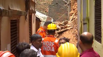 कोलकाता में 200 साल पुरानी इमारत गिरी; एक महिला की मौत, 19 लोग मलबे में फंसे