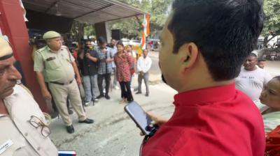 सफाईकर्मी की मौत के बाद दिल्ली में सियासत गरम, "आप" ने पुलिस पर जबरन