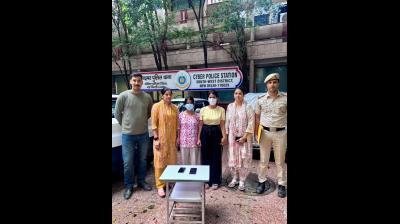 डेटिंग ऐप के जरिए बुजुर्ग से धोखाधड़ी और मोबाइल फोन चोरी करने वाली दो