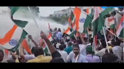 बिहार : राजद के लोक भवन मार्च में प्रदर्शनकरियों ने बैरिकेडिंग तोड़ी,