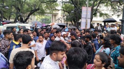 झारखंडः नौकरी खत्म करने के विरोध में सड़क पर उतरे सैकड़ों अभ्यर्थी,