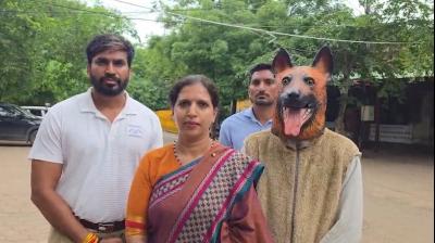खंडवा में 'डॉग मास्क' पहनकर प्रदर्शन, 40 लाख के घोटाले का आरोप, निगम बोला- आरोप बेबुनियाद