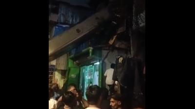 मुंबई के कुर्ला में रेलवे की लाइन और घर पर गिरी क्रेन, 11 लोग घायल