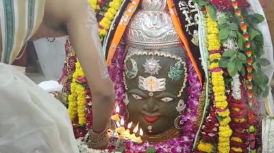 भस्म आरती में बड़ी संख्या में शामिल हुए श्रद्धालु, रजत चंद्र-त्रिशूल, त्रिपुंड और मेवा से बाबा महाकाल का भव्य शृंगार