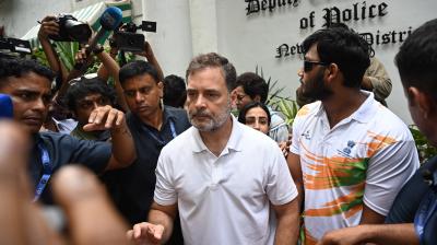 राहुल गांधी के प्रदर्शन के दौरान संसद मार्ग थाने की दीवार गंदी करने
