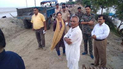 बिहार : राघोपुर में देर रात राघोपुर-नरकटिया बांध में कटाव, तेजी से