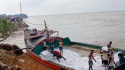 भागलपुर में गंगा नदी का तटबंध ध्वस्त, ऊर्जा मंत्री बुलो मंडल का आवास