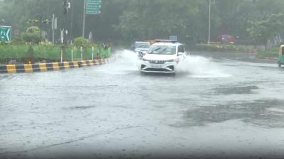 दिल्ली में सुबह से ही झमाझम बारिश; बिजली गिरने, तूफान और भारी वर्षा
