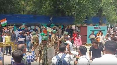 पटना में सड़क पर उतरे छात्र, पुलिस और प्रदर्शनकारी आमने-सामने
