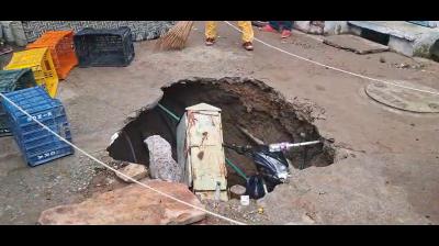 आगरा में सड़क धंसने से बाइक और टोरेंट पावर का कनेक्शन बॉक्स समाए, बाल-बाल बची एक युवक की जान