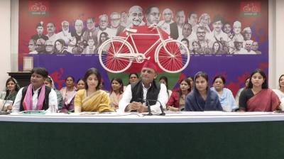 यूपी चुनाव से पहले अखिलेश का महिला कार्ड, हर महिला को सालाना 40 हजार