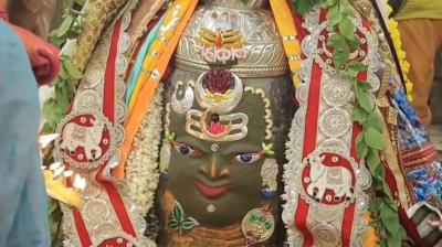 राजा स्वरूप में बाबा महाकाल का भव्य शृंगार, भस्म आरती में बड़ी संख्या में शामिल हुए श्रद्धालु