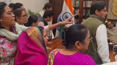 'लोकसभा स्पीकर के चैंबर में जबरन घुसे कांग्रेस सांसद, अपशब्द बोले', किरेन रिजिजू ने शेयर किया वीडियो