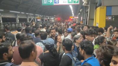 रक्षा बंधन से पहले नोएडा के बोटेनिकल गार्डन मेट्रो स्टेशन पर उमड़ा यात्रियों का सैलाब