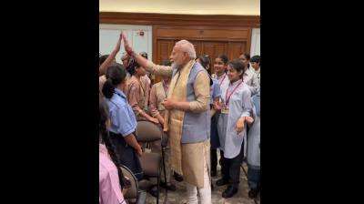 'हाई-फाइव, मुस्कान और बहुत कुछ', प्रधानमंत्री मोदी ने स्कूली बच्चों के साथ मनाया रक्षाबंधन का त्योहार