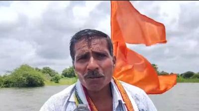 महाराष्ट्रः खेत में जाने के लिए रास्ता हुआ बंद तो किसानों ने खरीदी नाव