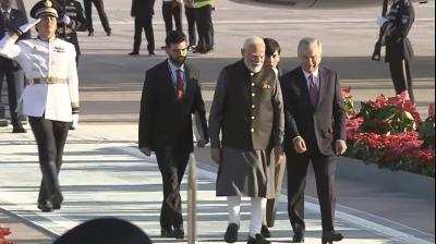 उज्बेकिस्तान के राष्ट्रपति मिर्जियोयेव ने खास अंदाज में ताशकंद एयरपोर्ट पर प्रधानमंत्री मोदी का किया स्वागत