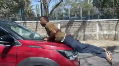 बेंगलुरु रोड रेज मामला: बोनट पर लटके व्यक्ति को लेकर दौड़ाई एसयूवी, ड्राइवर पर हत्या के प्रयास का केस दर्ज