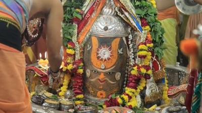 वैष्णव तिलक और बेल पत्रों से सजे बाबा महाकाल, भस्म आरती में उमड़ा