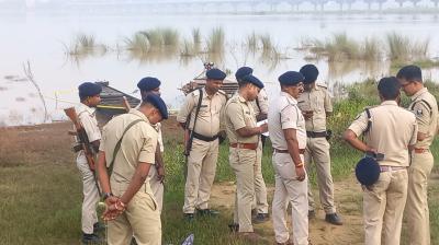 पटना: सोन नदी में नाव से रंगदारी वसूल रहे अपराधियों के साथ पुलिस की