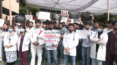 जम्मू-कश्मीर में एमबीबीएस-बीडीएस इंटर्न डॉक्टरों का प्रदर्शन,