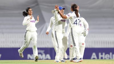 पिंक बॉल टेस्ट के पहले दिन गिरे 13 विकेट, भारत के खिलाफ मजबूत स्थिति में ऑस्ट्रेलिया