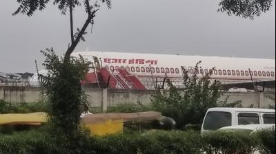 दम्माम-दिल्ली एयर इंडिया एक्सप्रेस उड़ान में बम की धमकी, अहमदाबाद में