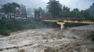 भारी बारिश के बाद उत्तराखंड की नदियां उफान पर, भूस्खलन और बाढ़ से
