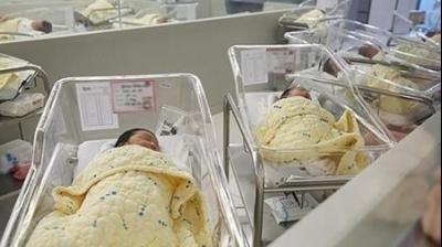 महाराष्ट्र: 200 सालों में पहली बार जन्मी बेटी, परिवार ने रथ में