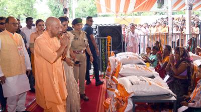 फर्रुखाबाद में सीएम योगी ने हवाई सर्वेक्षण कर देखे बाढ़ के हालात,