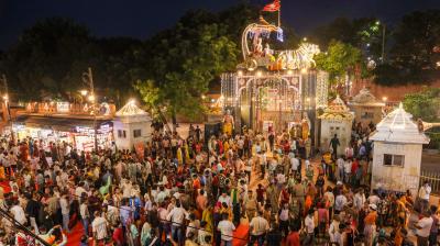मथुरा में बारिश और भक्ति के माहौल के बीच कृष्ण जन्माष्टमी का जश्न चरम