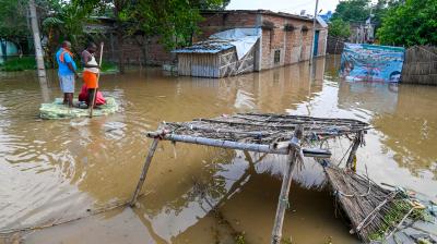 बिहार में बाढ़ का कहर जारी, गंगा के उफान से कई जिलों में लाखों लोग