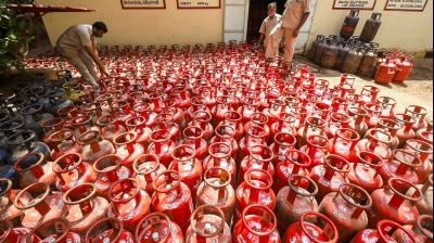 एलपीजी की कीमत 60 रुपए बढ़ी, कमर्शियल सिलेंडर 114.5 रुपए महंगा
