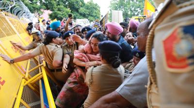 अकाली दल ने पंजाब के सीएम की पत्नी के खिलाफ रिश्वत का मामला दर्ज करने