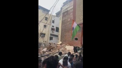दक्षिण दिल्ली के सत्य निकेतन में इमारत गिरी, कई लोगों के फंसे होने की