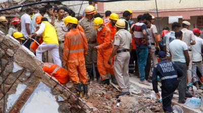 सत्य निकेतन हादसा: दिल्ली नगर निगम ने बगल की 'खतरनाक' इमारत को गिराने