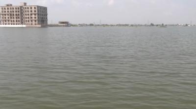 पटना में गंगा में बाढ़ के बीच महात्मा गांधी सेतु के पास नाव पलटने से