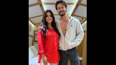 अक्षरा सिंह ने टाइगर श्रॉफ के साथ तस्वीरें शेयर कर बढ़ाई हलचल, बोलीं-