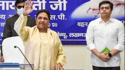 मायावती का बड़ा संकेत- ससुर के राजनीति छोड़ते ही आकाश आनंद की हो सकती