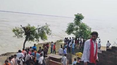 बाराबंकी में बाढ़ और कटान का संकट गहराया, कई मकान सरयू नदी में समाए