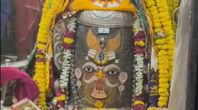 भस्म आरती: त्रिपुंड, त्रिनेत्र, रुद्राक्ष और फूलों की माला से सजे