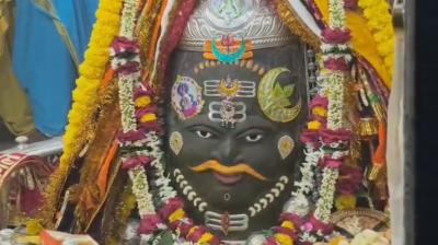 भस्म आरती: बाबा महाकाल का भांग, त्रिपुंड, त्रिनेत्र और फूलों से भव्य