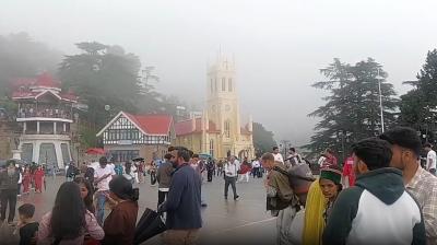 हिमाचल प्रदेश: हल्की बारिश से सुहावना हुआ शिमला का मौसम, खुश नजर आए